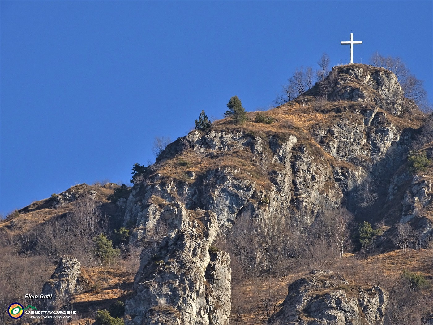 12 Zoom sulla croce del Monte Corno (1030 m).JPG